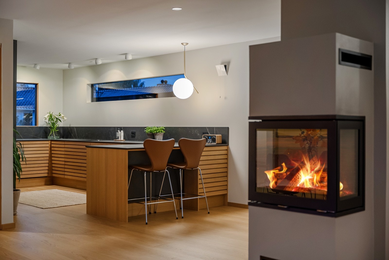 Legg merke til de behagelige spottene fra Flos. Galleribilde