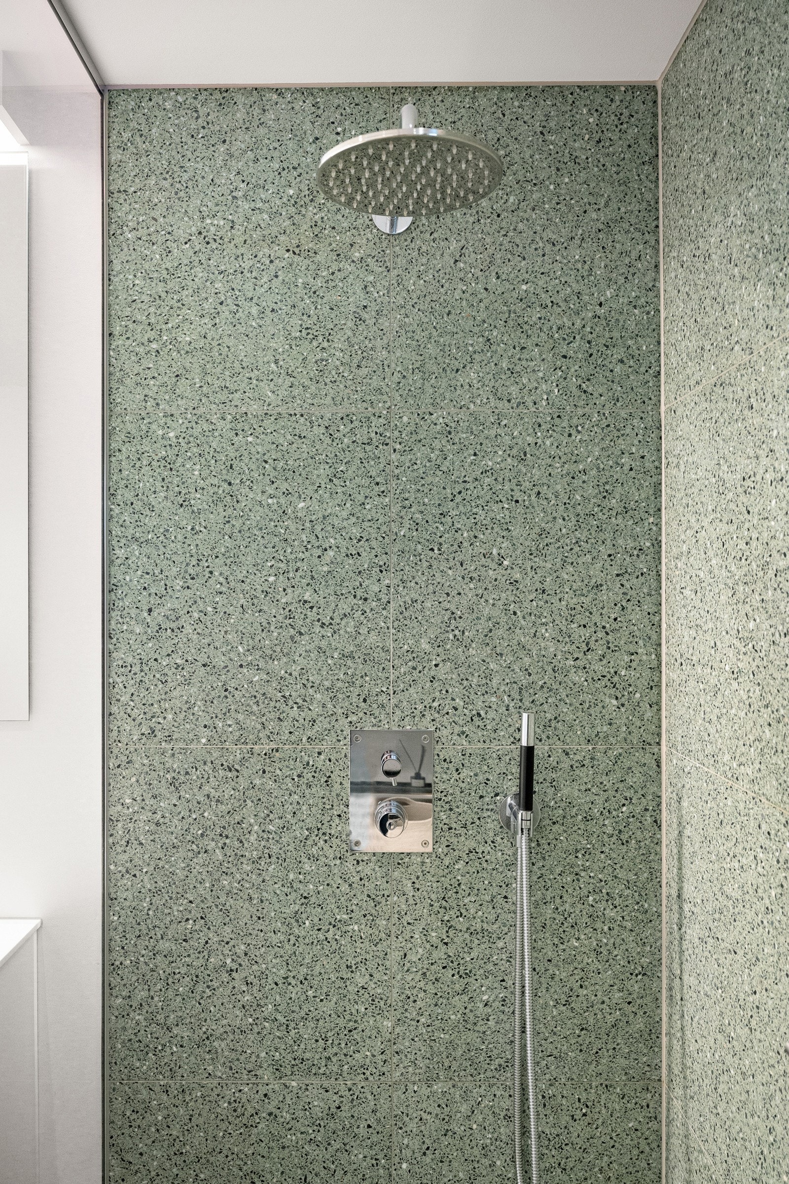 I dusjsonen er det integrert dusjgarnityr med både hånddusj, regnfallsdusj og dusjvegg i glass. Galleribilde