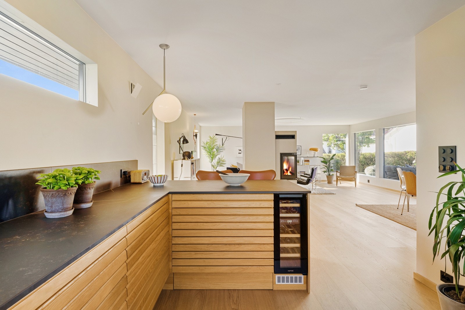 Hvitevarene består av induksjonstopp med integrert ventilator, stekeovn, kaffemaskin, oppvaskmaskin og kjøl/frys. Det er også vinskap i kjøkkenbenken. Galleribilde