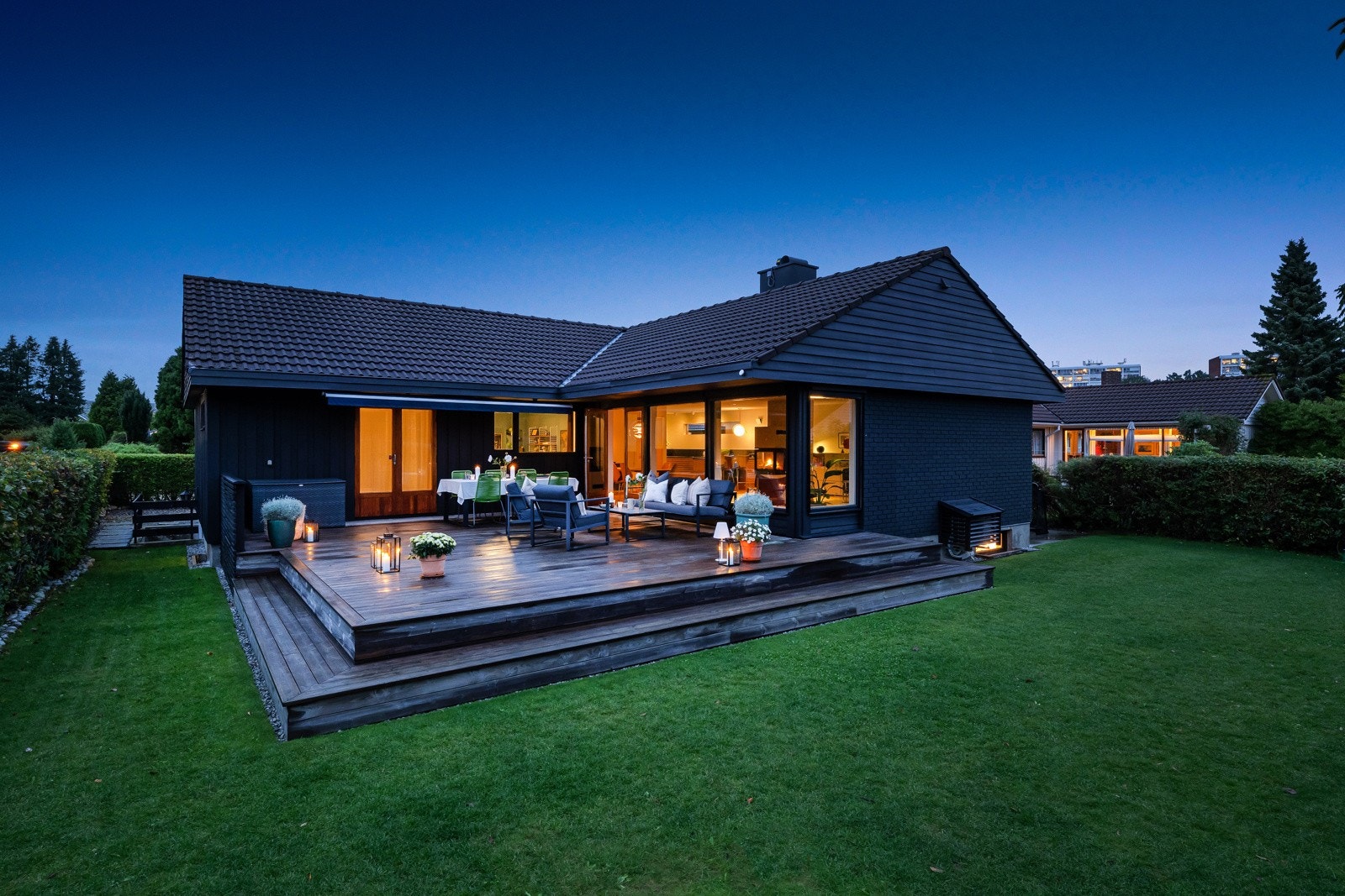 Terrassen er oppført med royalimpregnerte terrassebord av tre, brede trapper på to sider og rekkverk med liggende spiler. Galleribilde