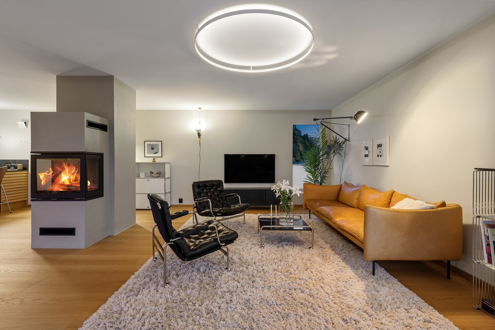 Belysningen over salongmøblene er fra Le Deun Luminaires og er dimbar. Galleribilde