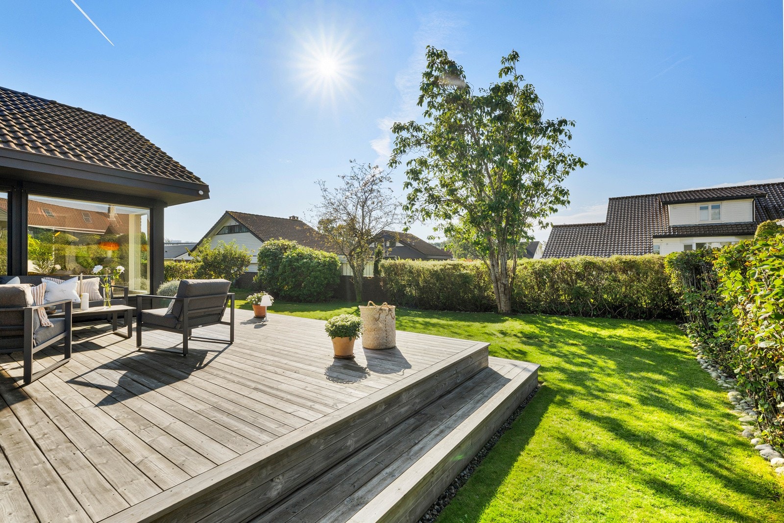 Arealet er på herlige 48 kvm og utformingen er nøye gjennomtenkt, slik at man kan man nyte dagens første kaffekopp i morgensol på de brede trappetrinnene. Galleribilde