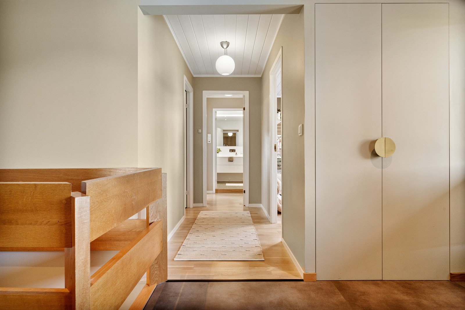 Langs den ene veggen i entreen er det et plassbygd garderobeskap som går ton-i-ton med veggfargen og det er ellers god plass til annen oppbevaring. Galleribilde