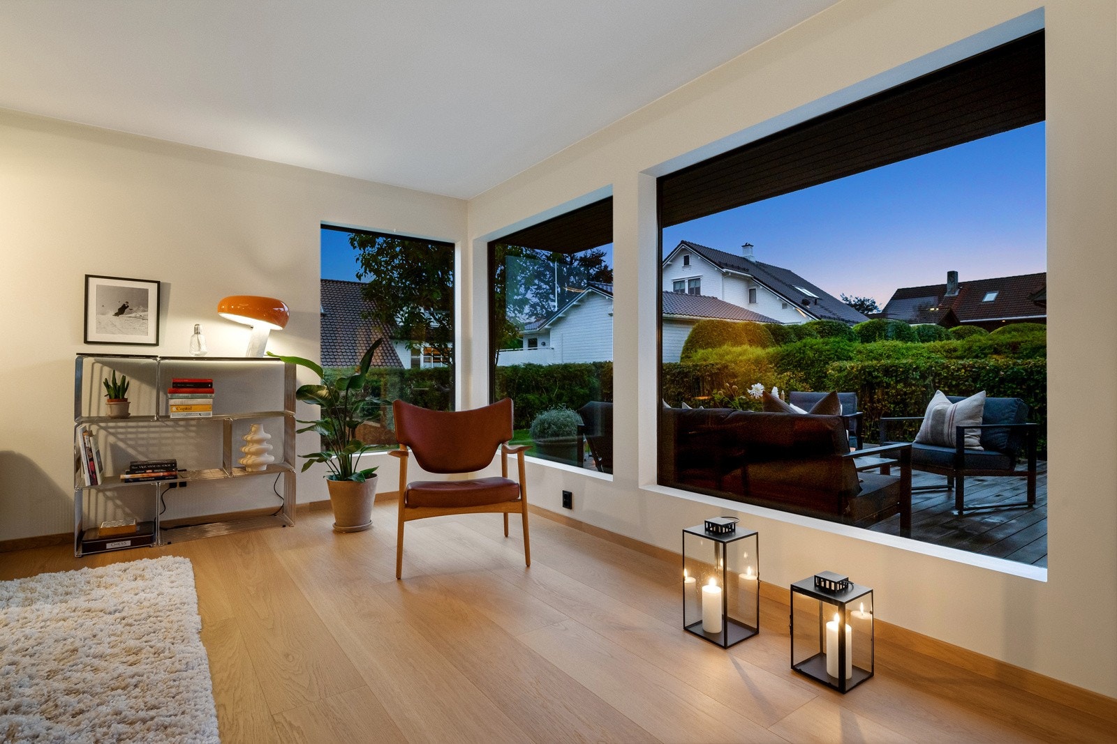 Boligen har en meget usjenert beliggenhet, og grenser til den ene siden til tursti og plen eid av velforeningen. Galleribilde