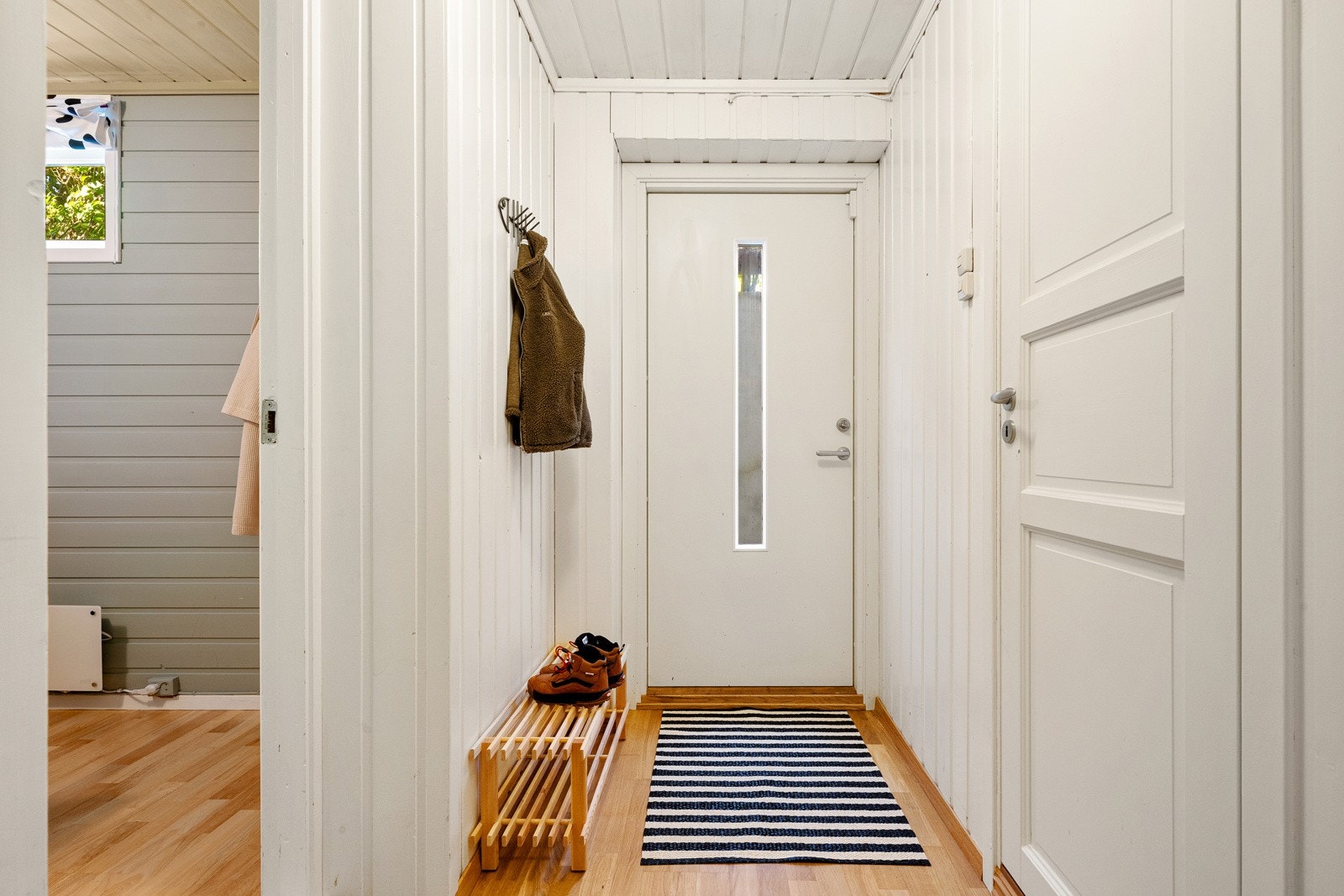 Man har egen inngang med plass til sko og tøy. Galleribilde