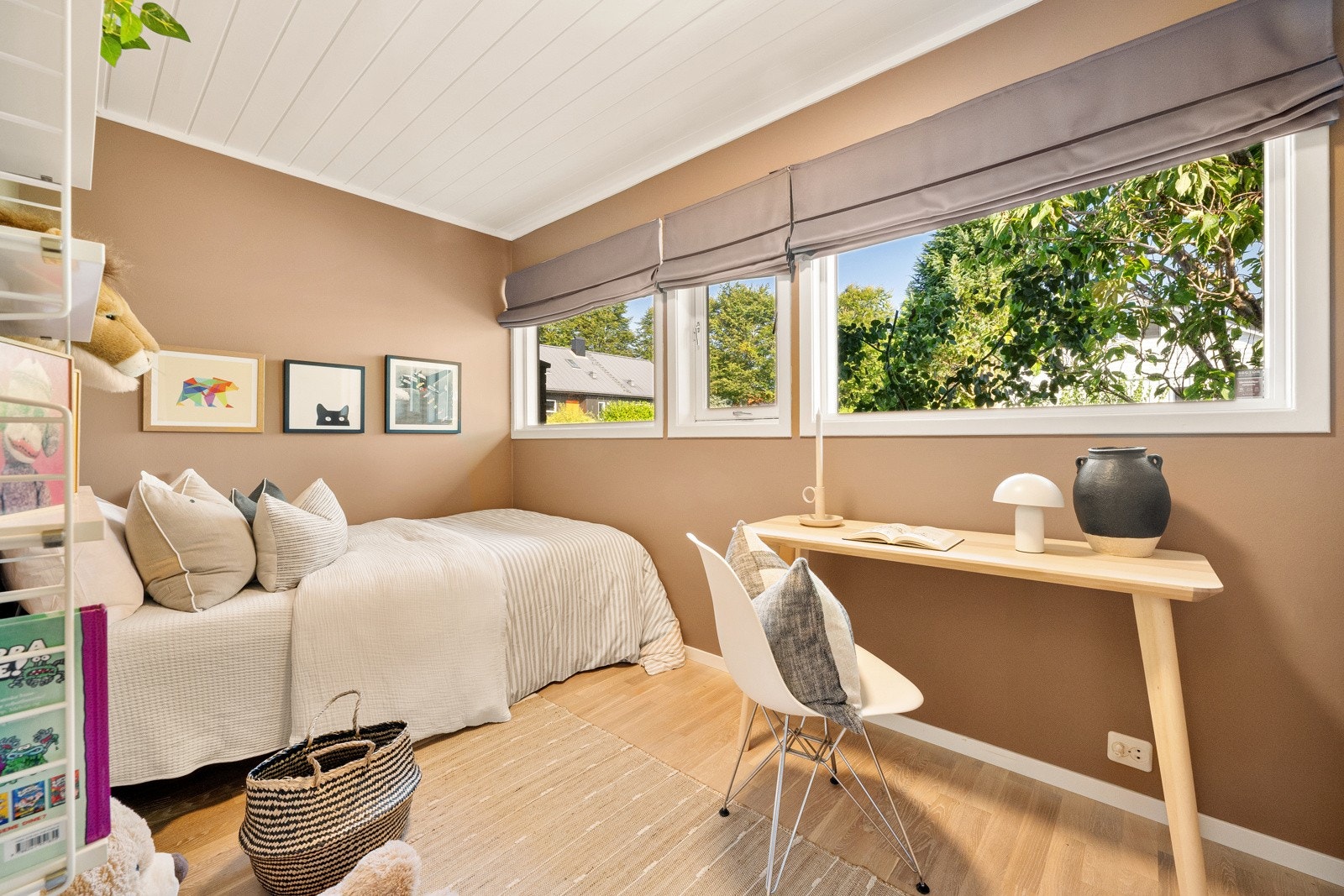 Soverommene har parkettgulv, malte vegger i moderne farger og gode lysforhold. Galleribilde