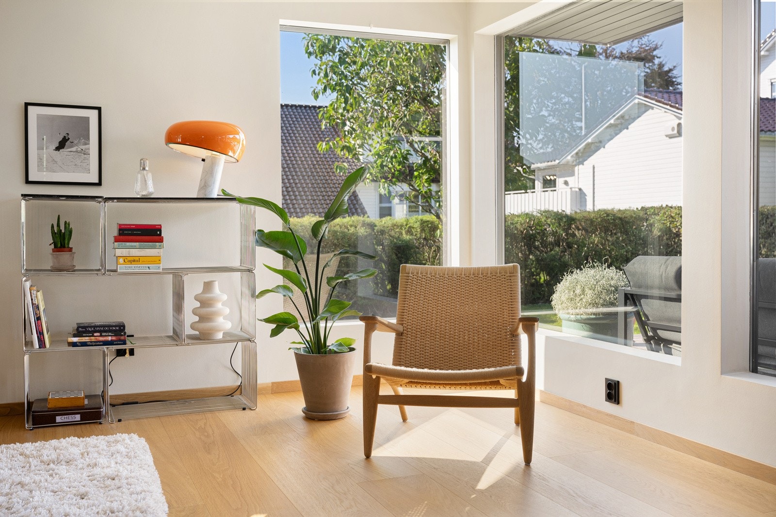 Store vindusflater sørger for at det slippes inn rikelig med naturlig lys. Galleribilde