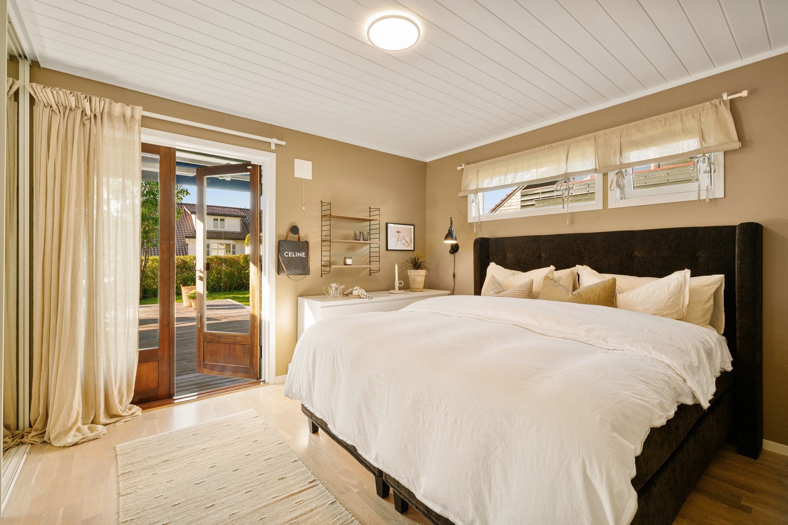 Boligen har tre gode soverom som ligger i egen fløy i første etasje, sammen med badet. Galleribilde