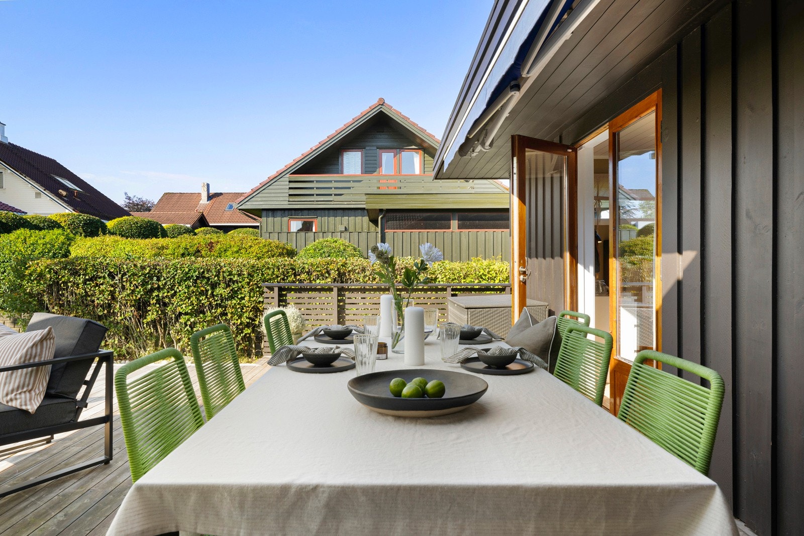 Med utgang til utearealene fra stuen er det enkelt å ta middagen utendørs. Galleribilde