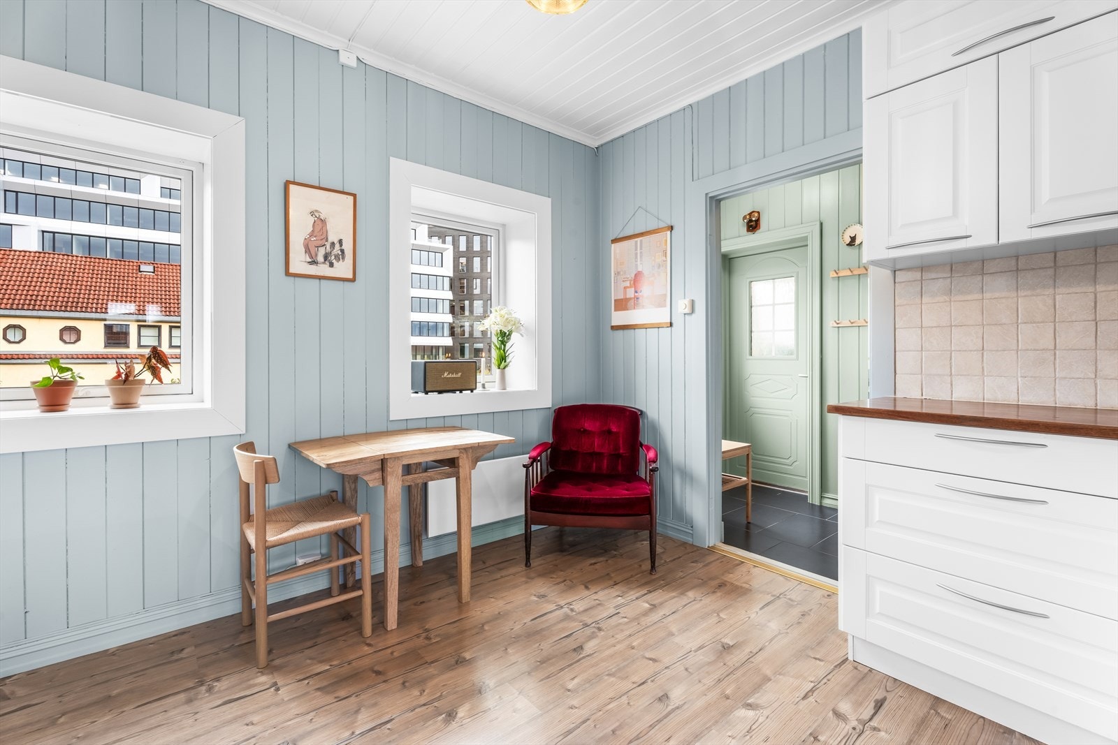 Boligen går over 2 plan og ligger meget bra til på feltet Galleribilde
