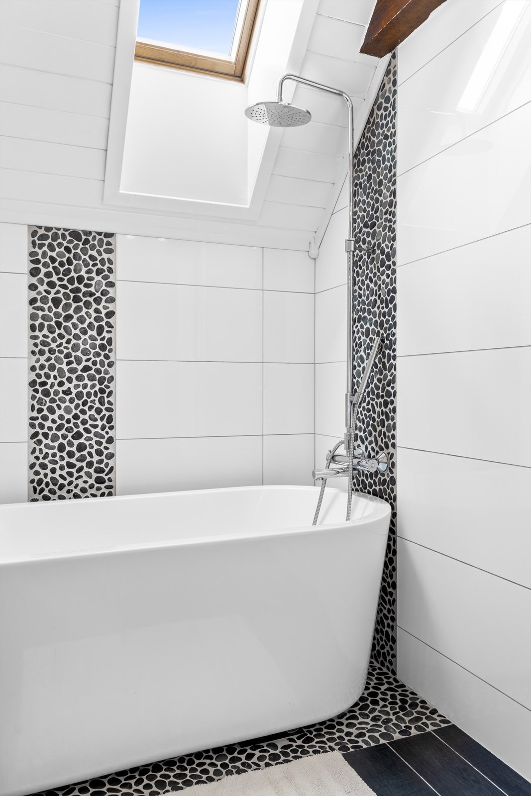 Badet er utstyrt med flott frittstående badekar Galleribilde