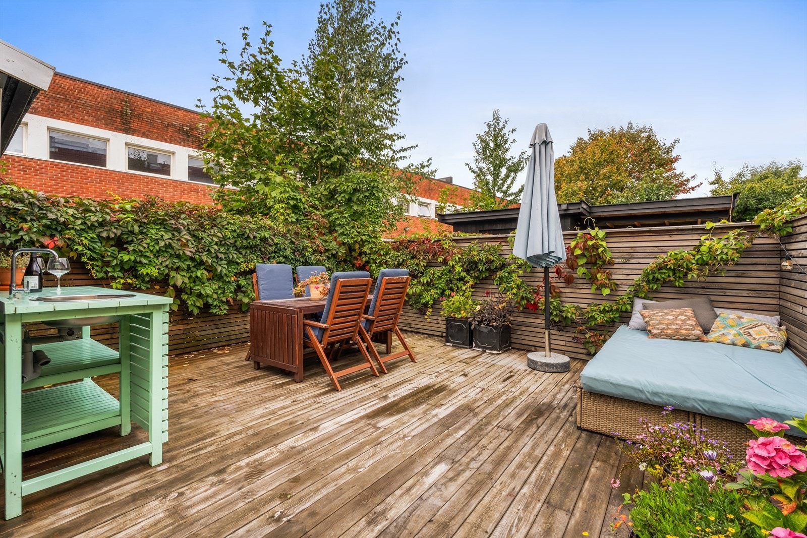 Nydelig privat terrasse med flere fine soner. Her kan man sole seg fra morgen til kveld om sommeren Galleribilde