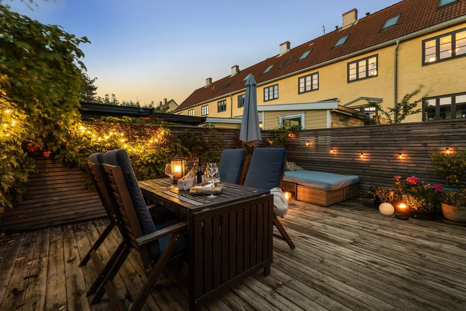 Boligen har egen privat terrasse på hele 35 kvm med god plass til lounge, grill, beplatning og folk Galleribilde
