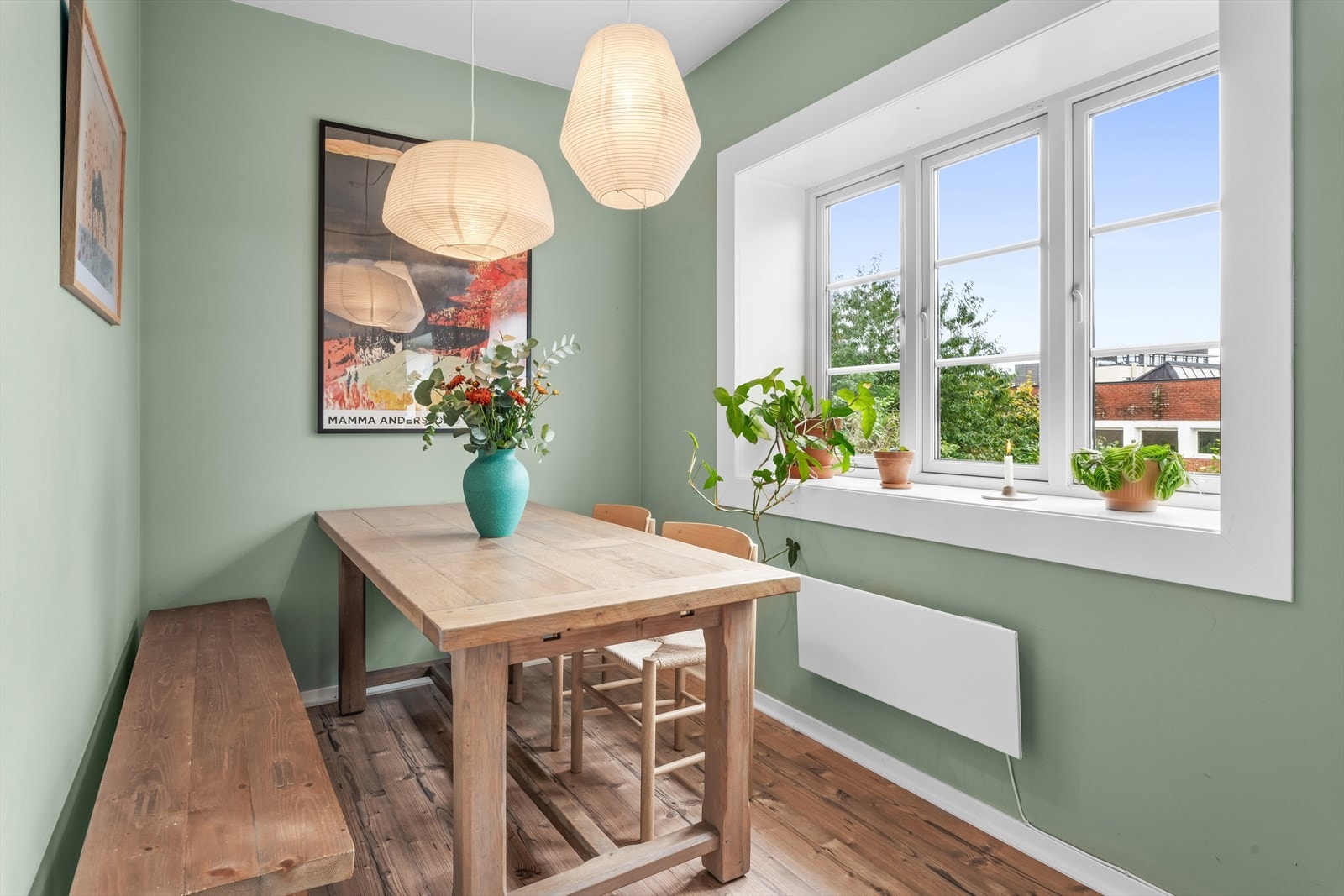 God plass til spisebord som kan trekkes ut mot stuen. Et veldig hyggelig samlingspunkt for familien og venner Galleribilde