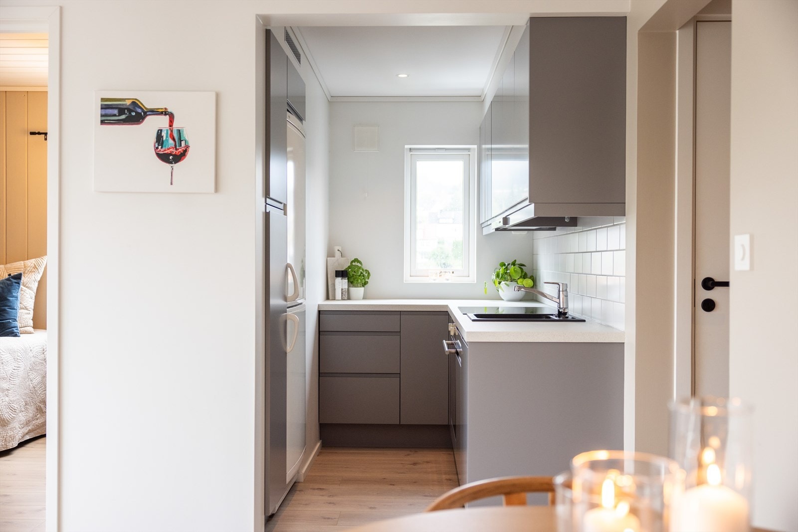 Kjøkkenet ligger i delvis åpen løsning med stuen, og har Epoq-kjøkkeninnredning fra 2022 med glatte fronter og laminat benkeplate. Galleribilde