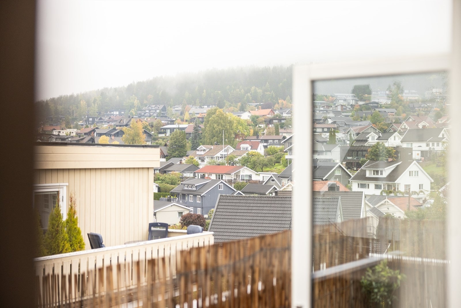 Flott utsikt ut over nabolaget. Galleribilde