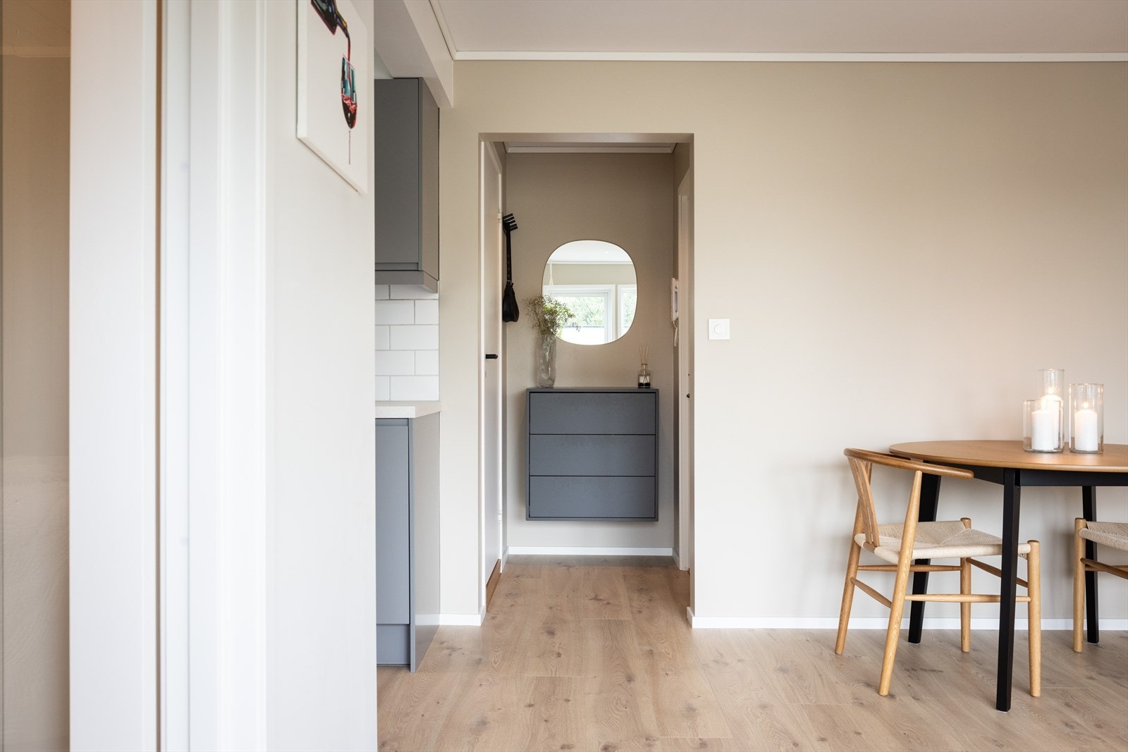 Du ankommer leiligheten i en lys og lun entré, med plass til oppbevaringsløsninger for yttertøy og sko. Galleribilde