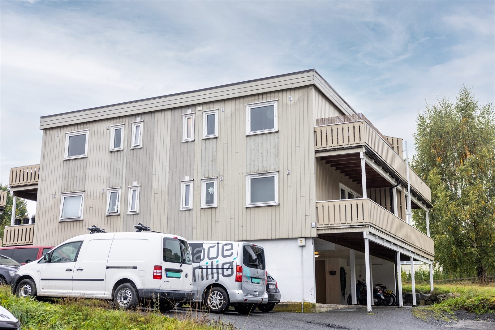 Leiligheten har en attraktiv og sentral beliggenhet på Ullandløkka, med gangavstand til Kongsberg sentrum med alt av servicetilbud. Galleribilde