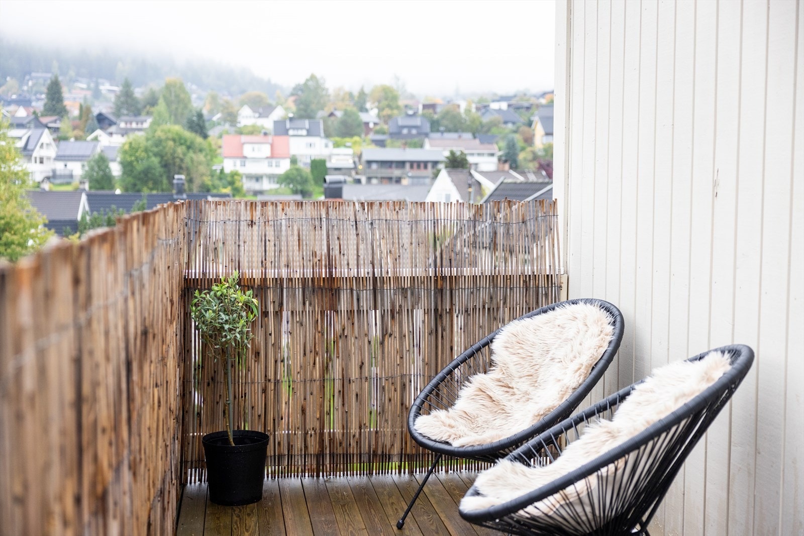 Fra stuen er det utgang til en romslig balkong med ettermiddags- og kveldssol. Galleribilde