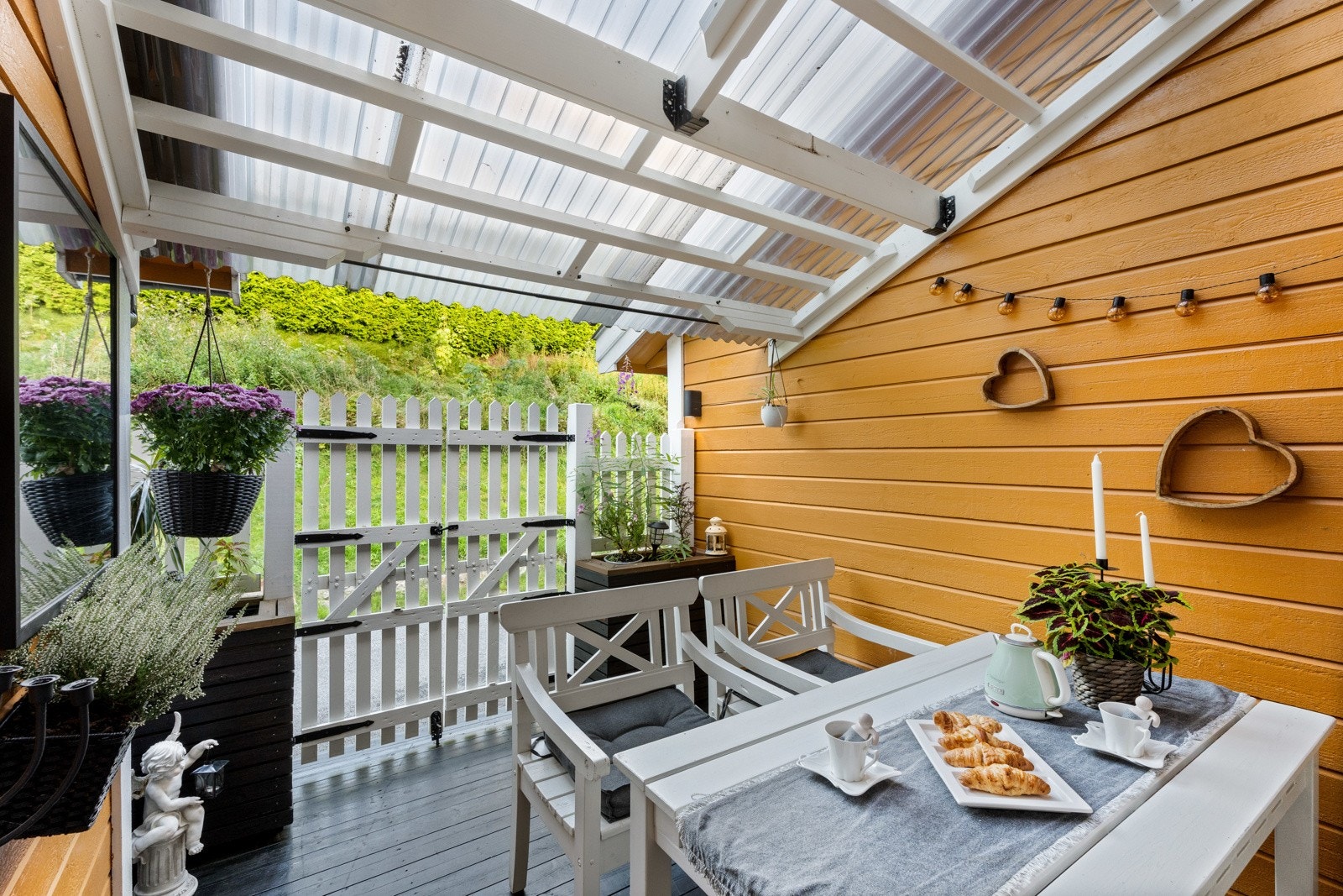 Tak over og høy lukkbar grind Galleribilde