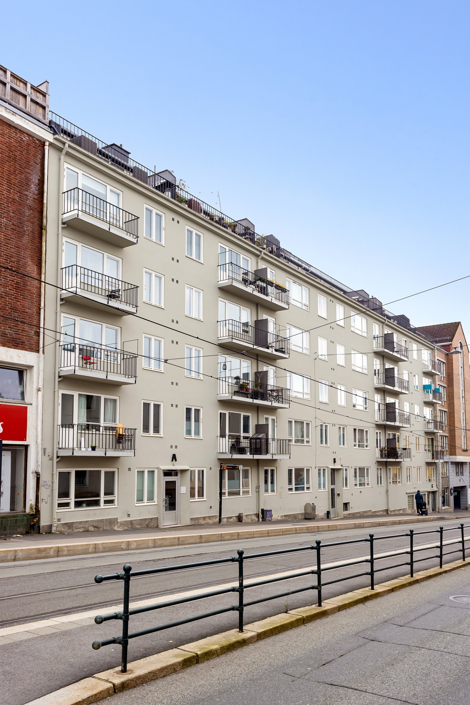 Sentral beliggenhet på Sandaker med kort vei til en rekke fasiliteter, matbutikk og offentlig transport. Akerselva er mindre enn 5 min unna, og det tar ca. 11 min å gå til BI. Galleribilde