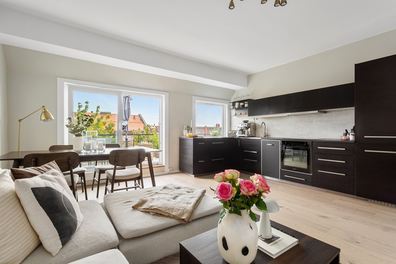 Kjøkkenet er fullt utstyrt med integrerte hvitevarer som medfølger i handelen. Integrerte hvitevarer som stekeovn, platetopp, oppvaskmaskin og kjøleskap med frysedel. Det er også montert lekkasjestopper i benkeskap. Galleribilde