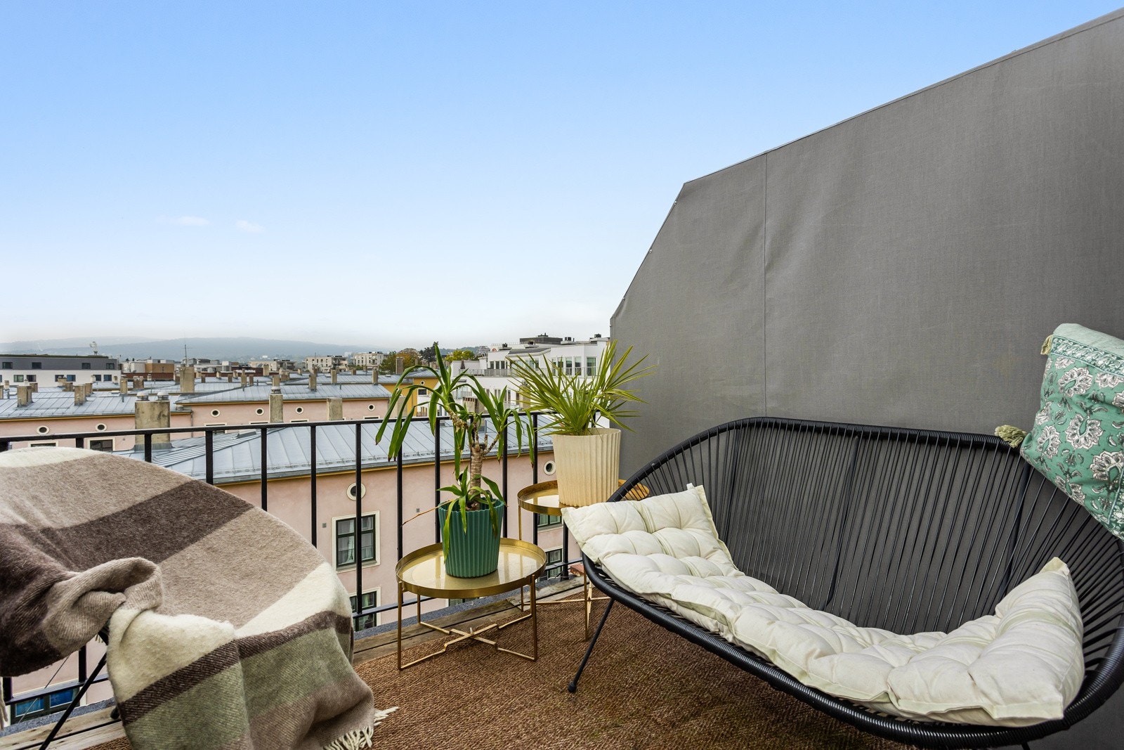 Terrassen har terrassebord på gulv, rekkverk i støpejern og levegger mot naboene som gjør at du sitter skjermet. Galleribilde