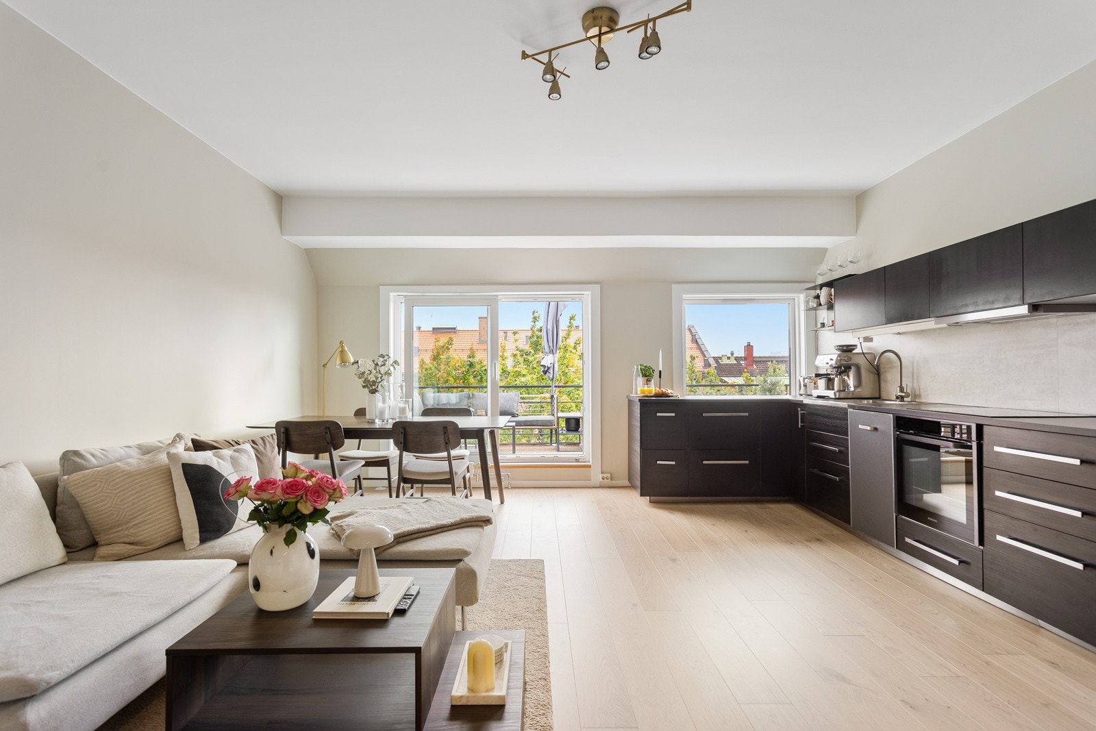 En lys og attraktiv 3-roms selveiet toppleilighet med moderne standard. Galleribilde