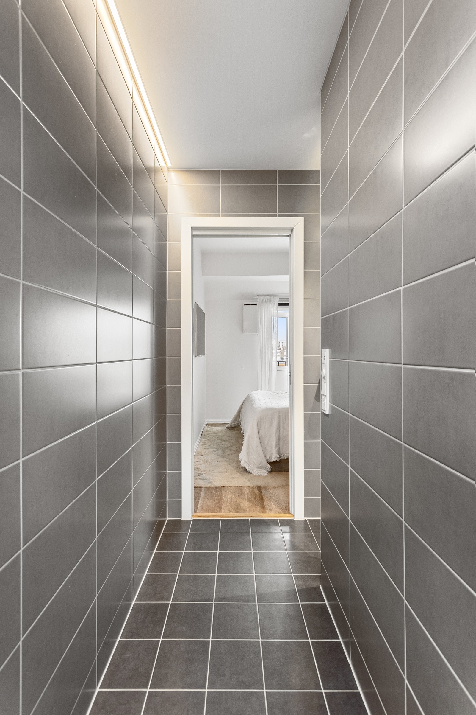 Fra baderommet har du videre adkomst til soverom 1 som er et lyst og innbydende rom. Galleribilde