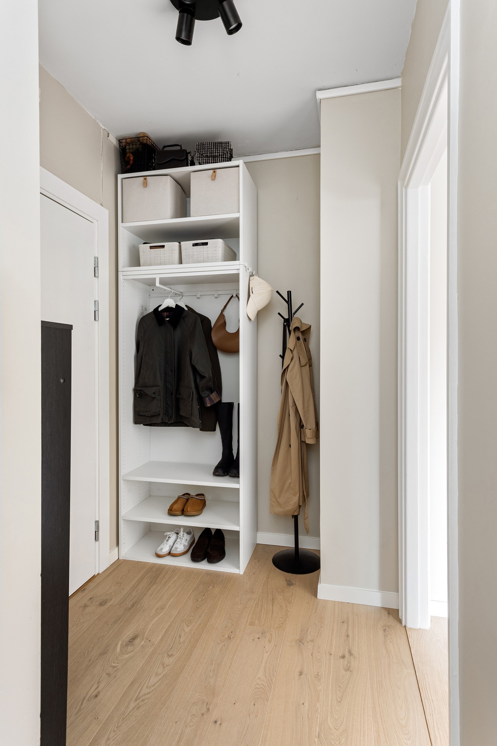 I entréen har du på plass til sko i medfølgende skoskap, samt ytterligere oppbevaringsplass i åpen garderobeløsning med hyller og oppheng. Galleribilde