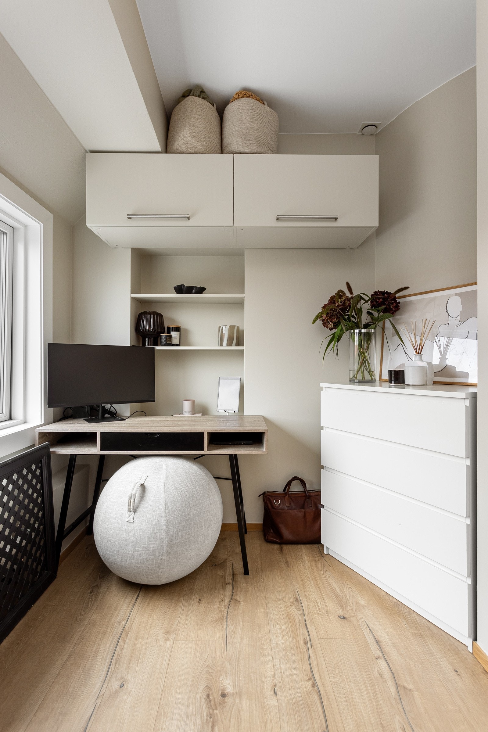 Soverommet har god standard med enstavs laminat på gulv og glatte overflater malt i en fin lys farge. Galleribilde