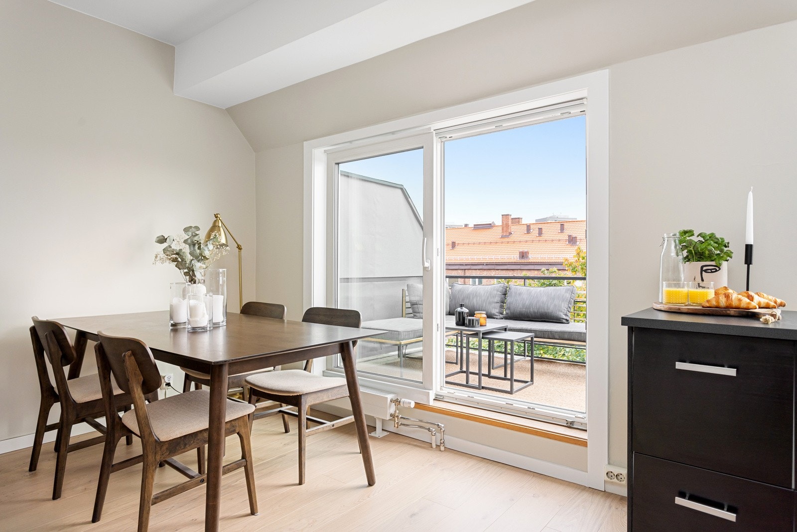 Stuen har god og moderne standard med pen enstavs parkett fra 2024 på gulv og glatte lysmalte overflater. Galleribilde