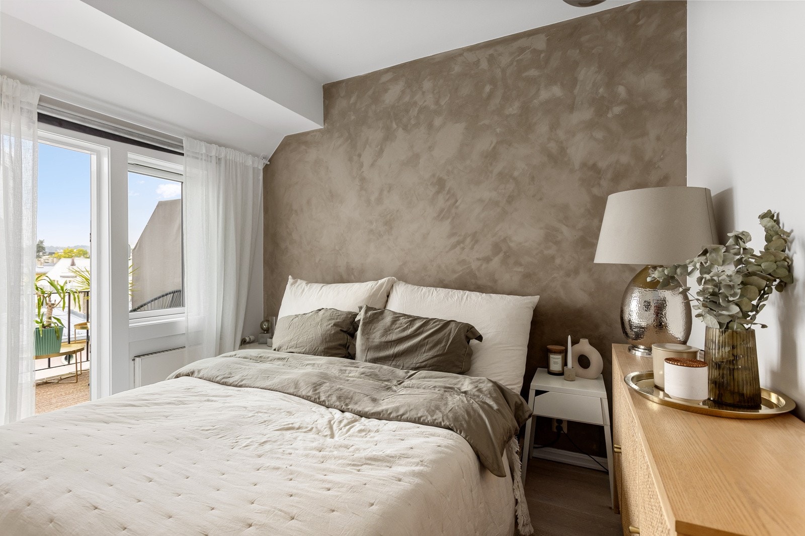 Fra soverommet har du utgang til en flott nordvestvendt balkong på ca. 5m². Galleribilde