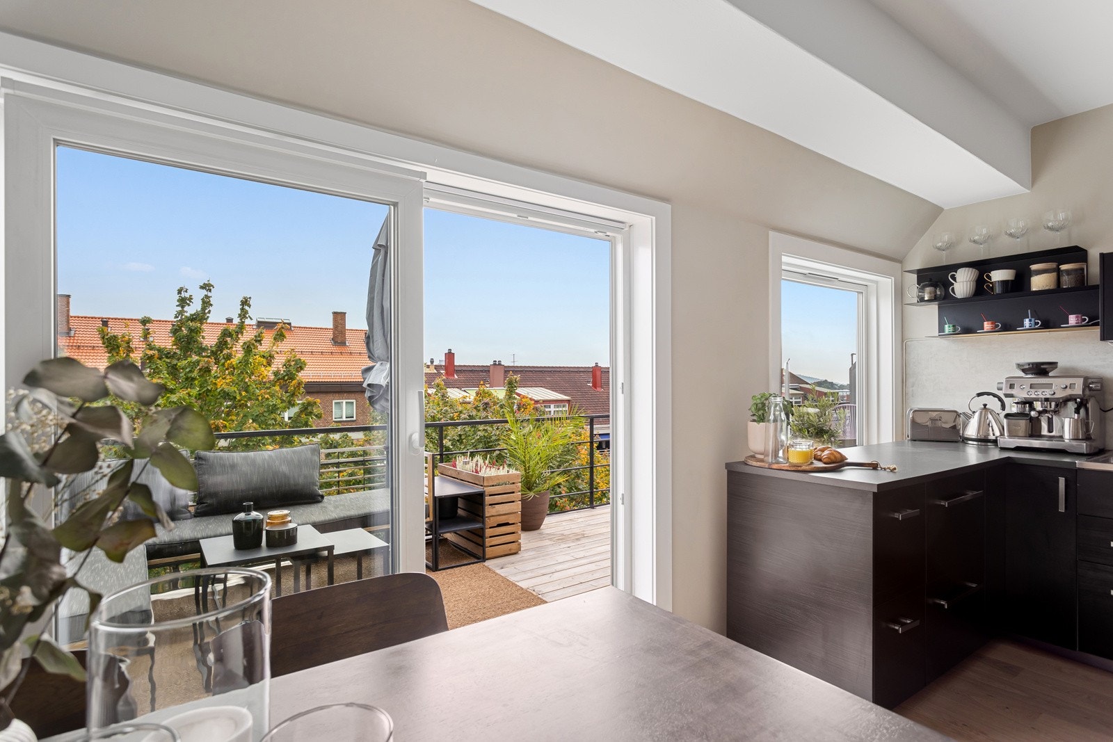 Beliggenheten i byggets toppetasje med store vindusflater sørger for rikelig med naturlig lys, samtidig som det er minimalt med innsyn. Galleribilde