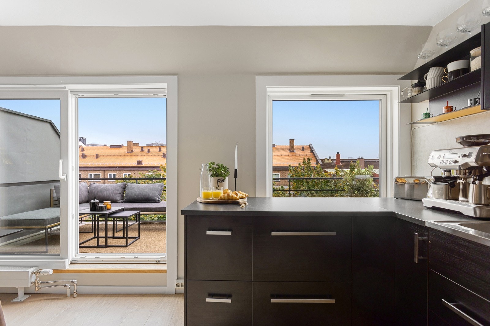 Kjøkkenet ligger i en fin, sosial og åpen løsning med stuen. Galleribilde