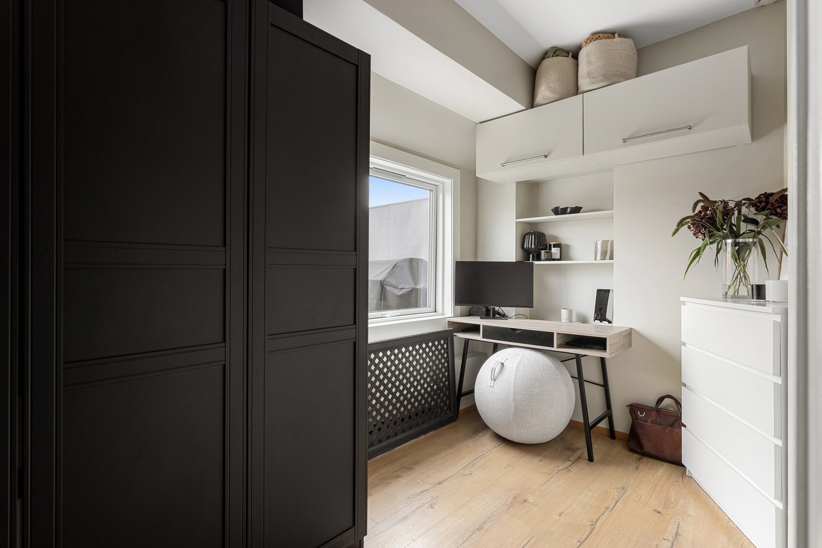 På soverommet har du plass til seng eller kontorpult, samt god oppbevaringsplass i medfølgende garderobeskap. Galleribilde