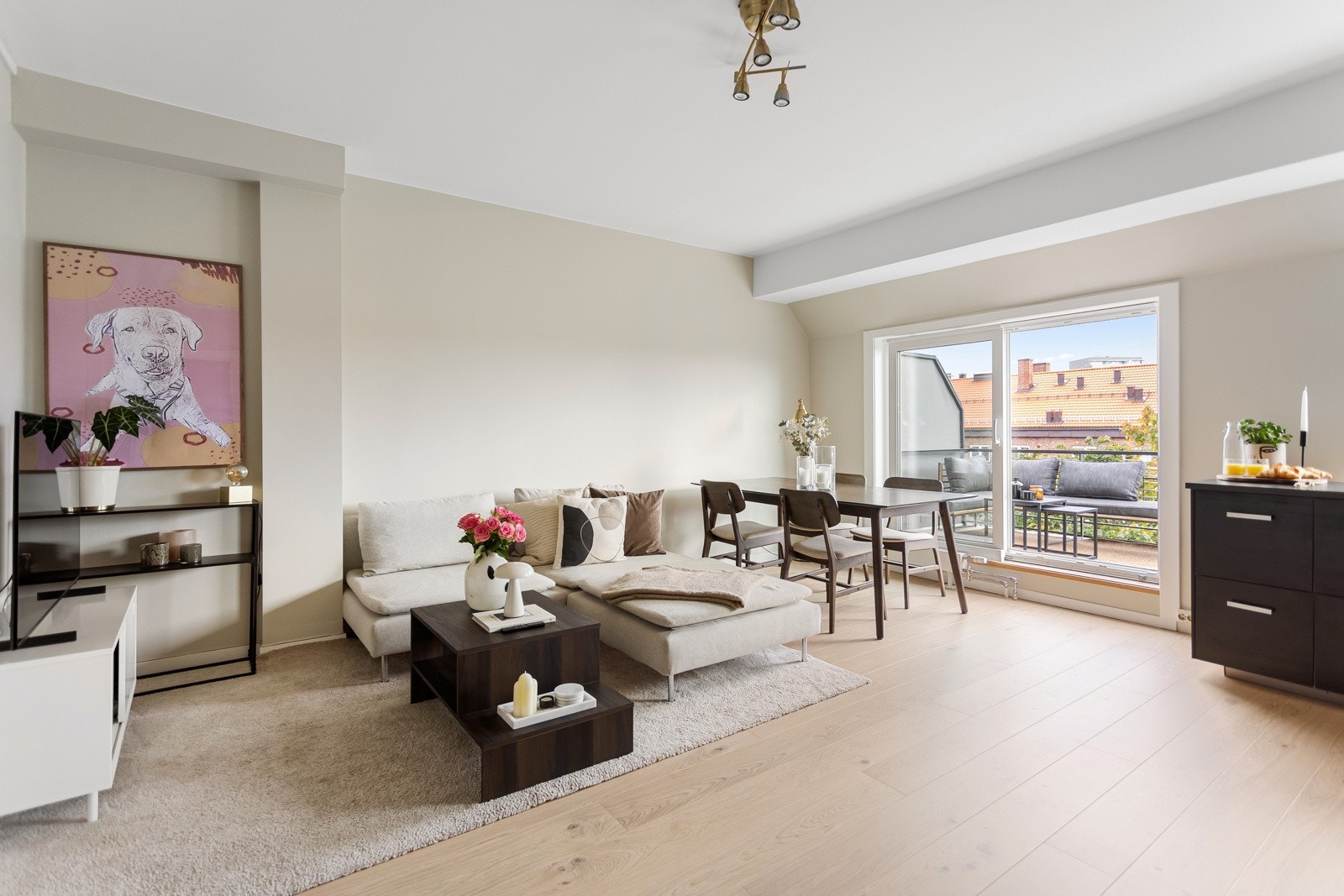 Lysinnslippet sammen med den gode takhøyden på opptil ca. 2,64 meter bidrar til en god og luftig romfølelse. Galleribilde