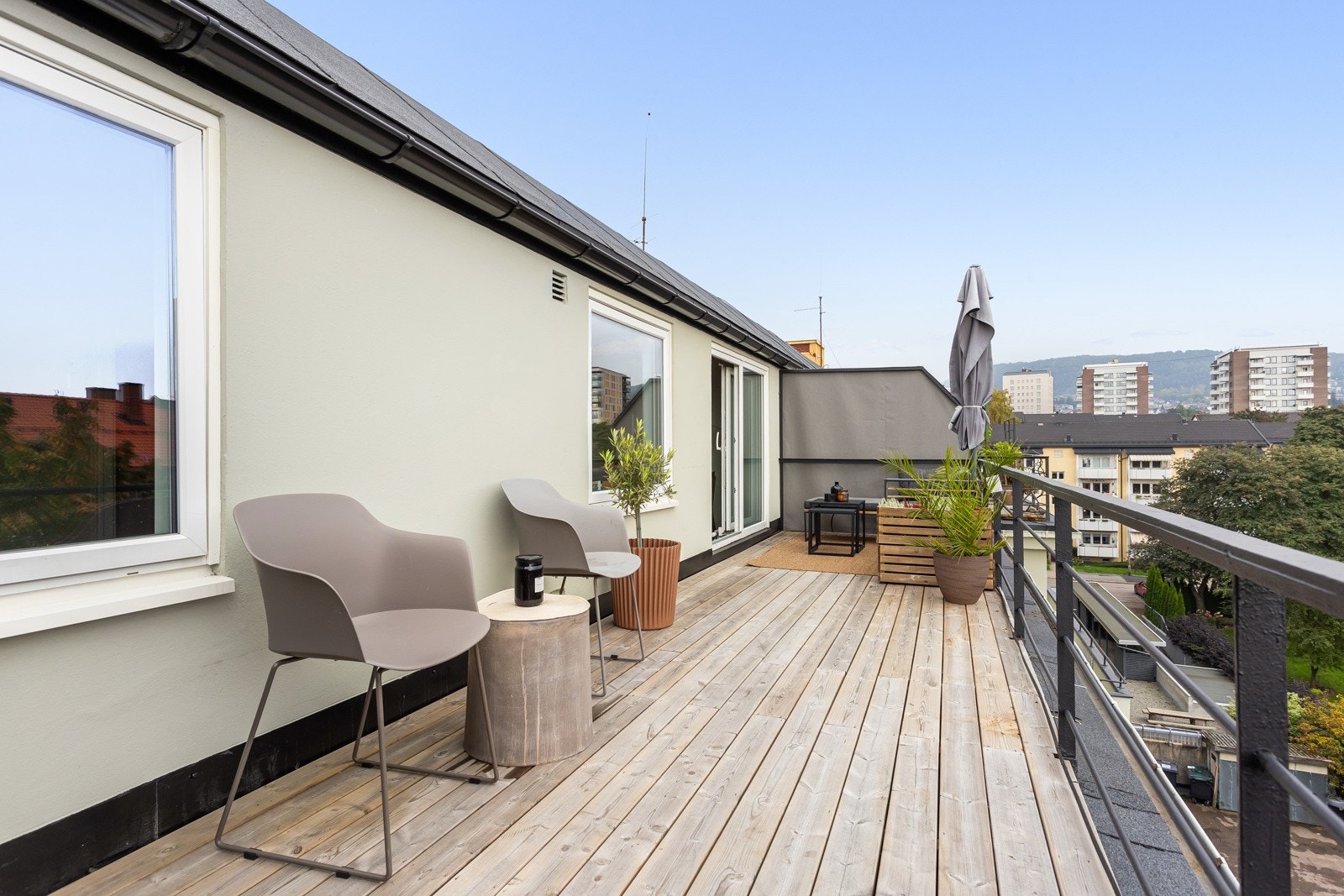 Terrassen har terrassebord på gulv og rekkverk i støpejern. Den gode størrelsen gir plass til flere ulike sittegrupper etter eget ønske og behov. Galleribilde