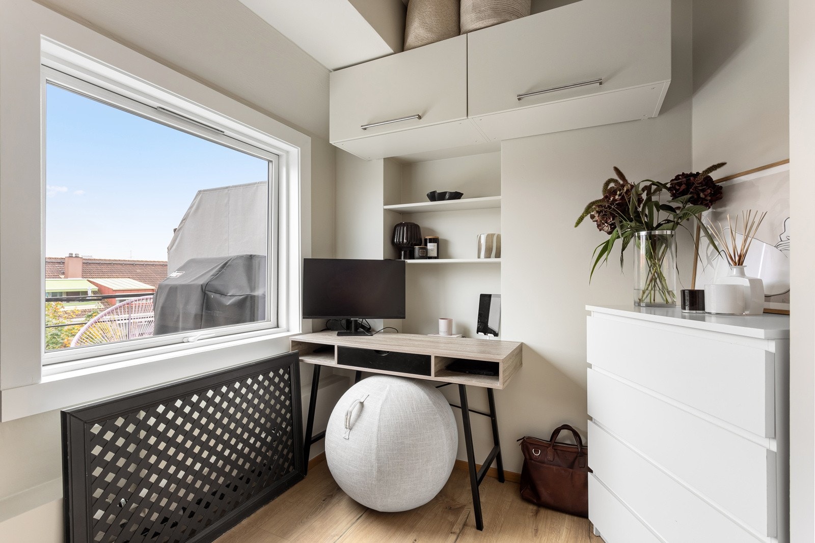 Det andre soverommet er et lyst og fint rom som passer perfekt som barnerom, gjesterom eller kontor. Galleribilde