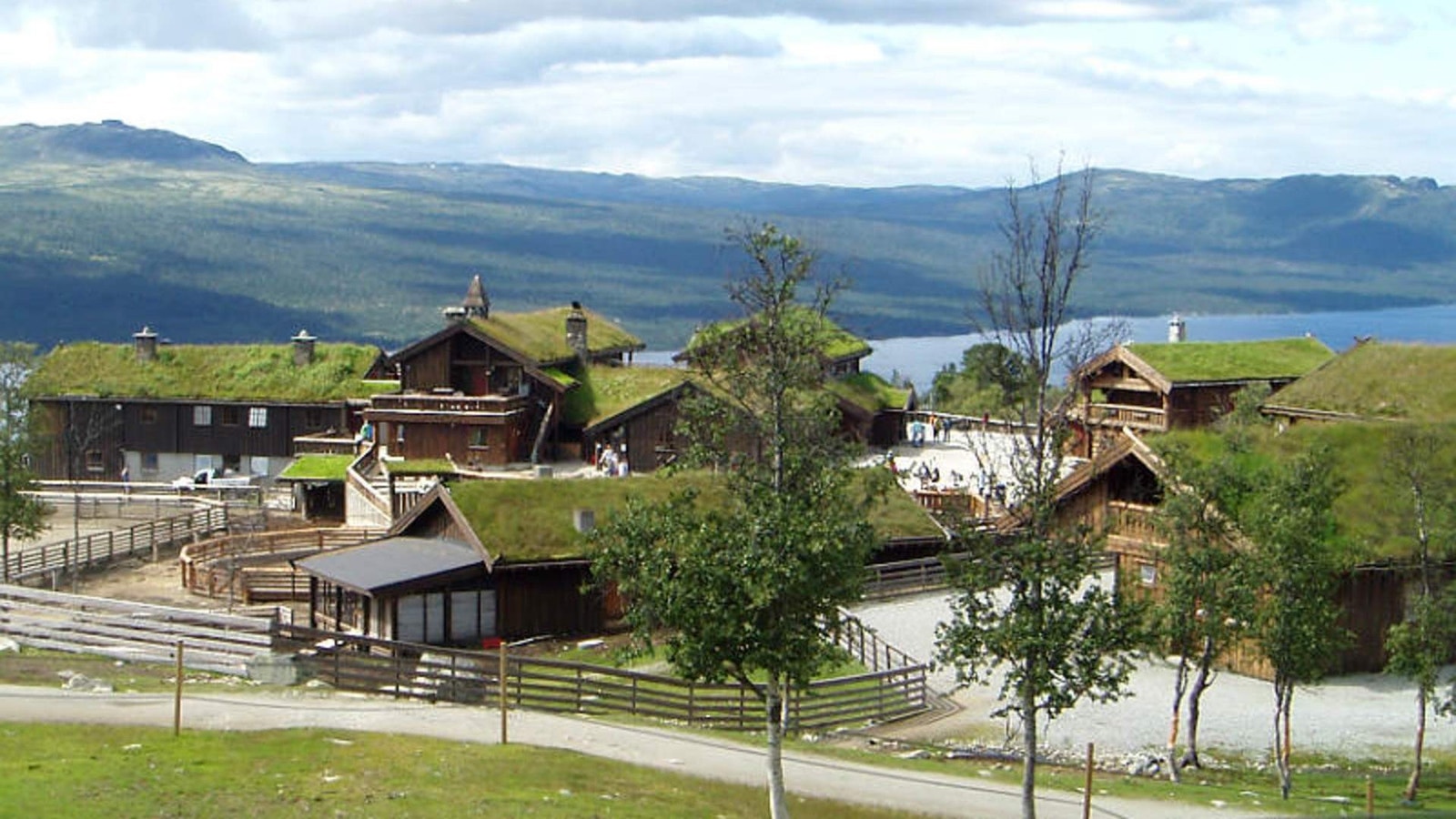 Langedrag Naturpark ligger en snau halvtime unna tomtene. Langedrag er også et turmål på langrenn Galleribilde