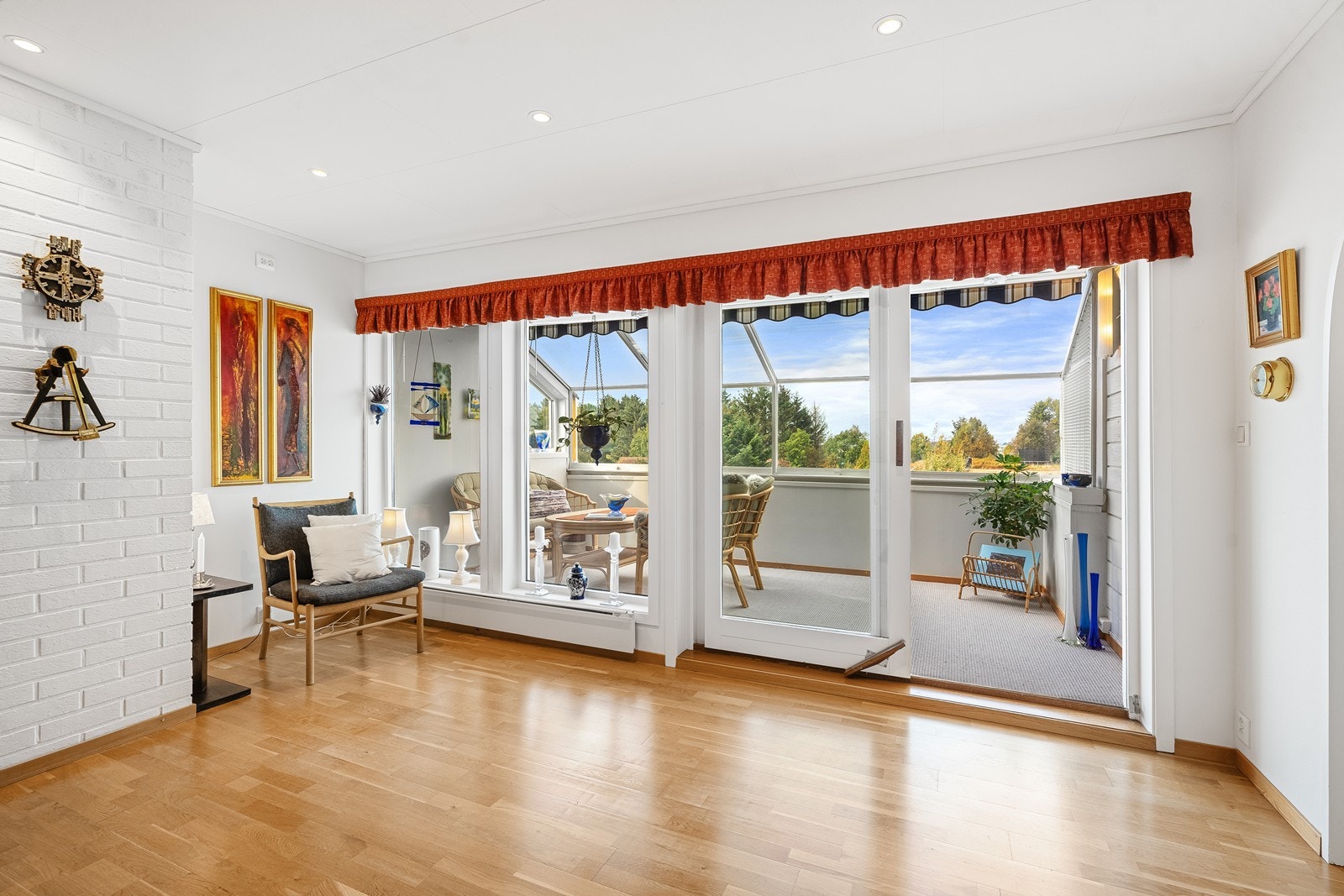 Utgang til solrik innglasset balkong fra stuen Galleribilde