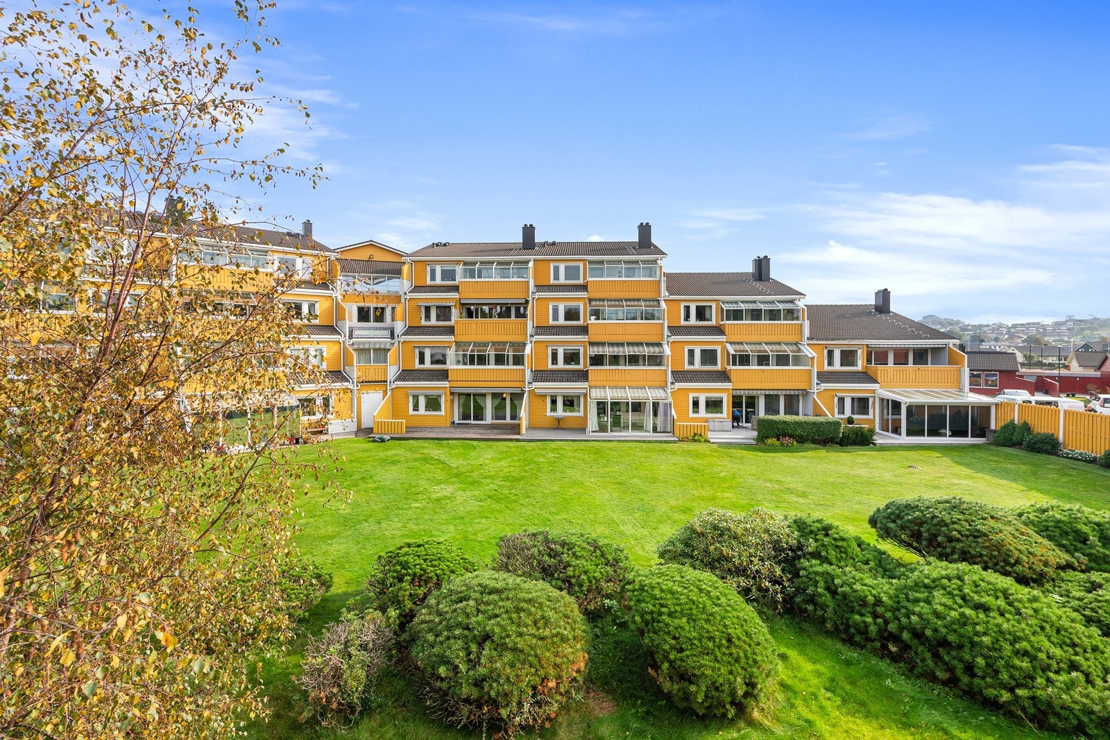 Kjekt leilighetskompleks med stort og pent hageområde Galleribilde