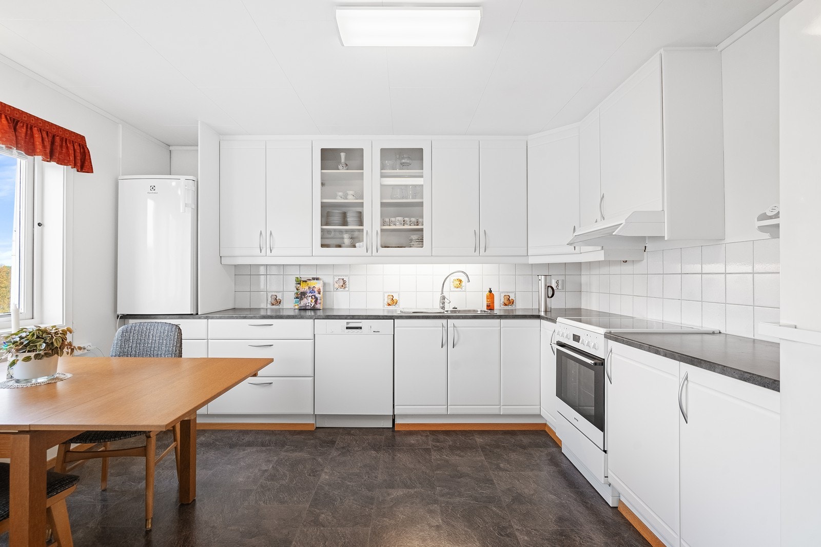 Pent kjøkken med god skap og benkeplass Galleribilde