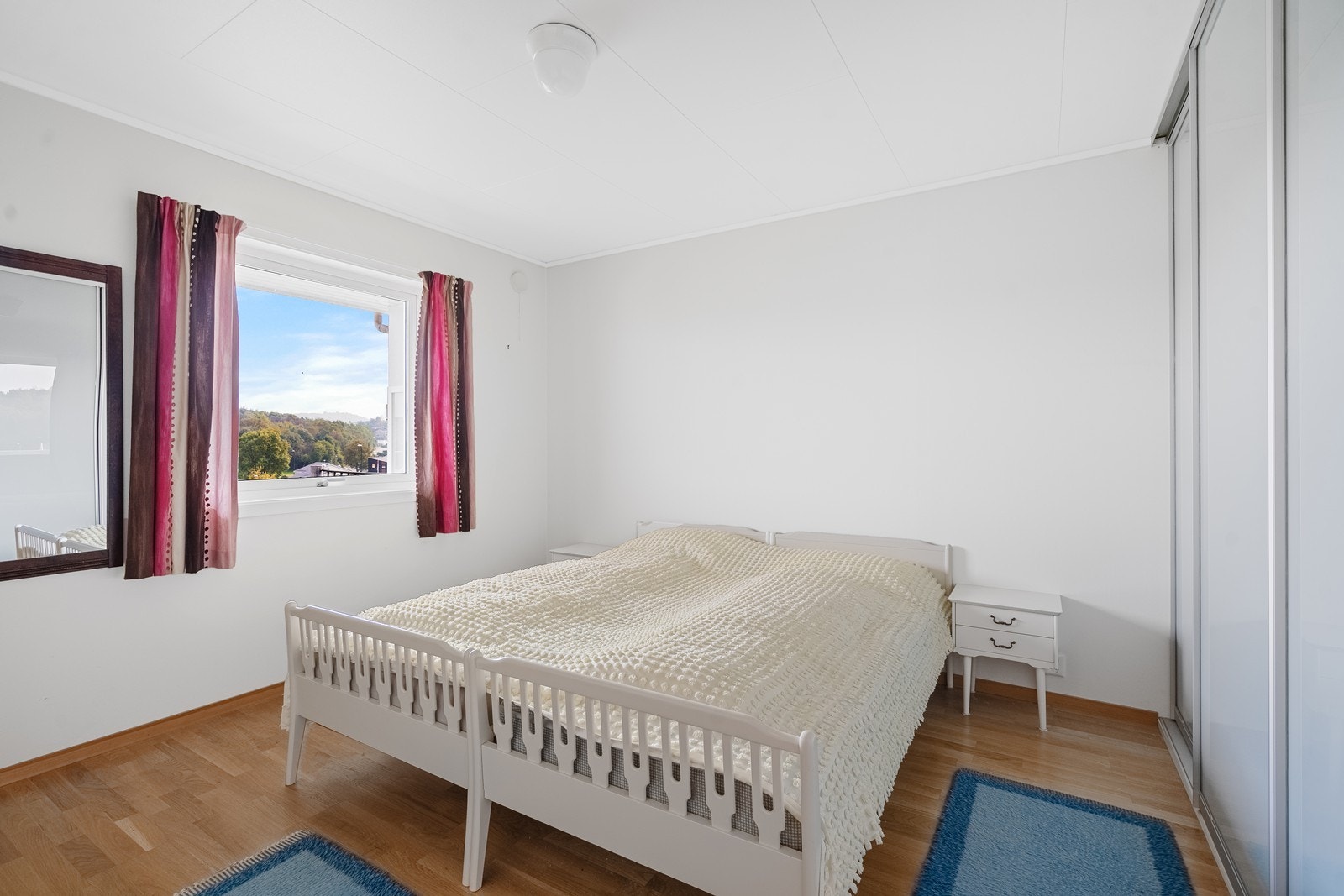 Hovedsoverom med god skyvedørsgarderobe Galleribilde