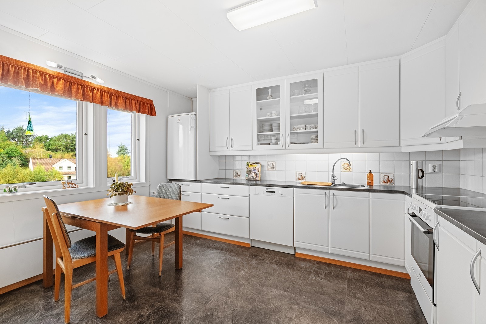 God plass til spisebord på kjøkken Galleribilde