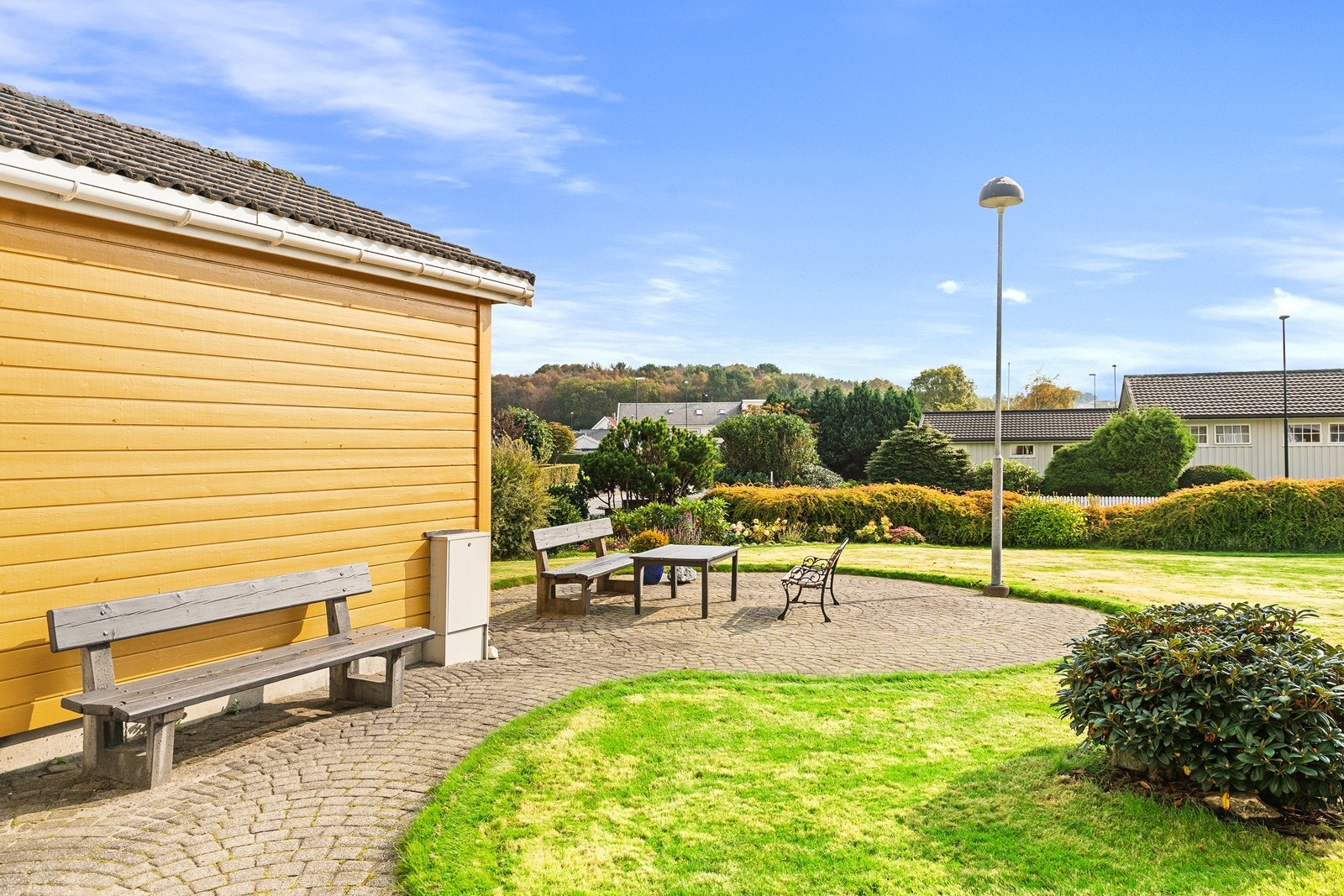 Flere sittegrupper på felles uteområde Galleribilde