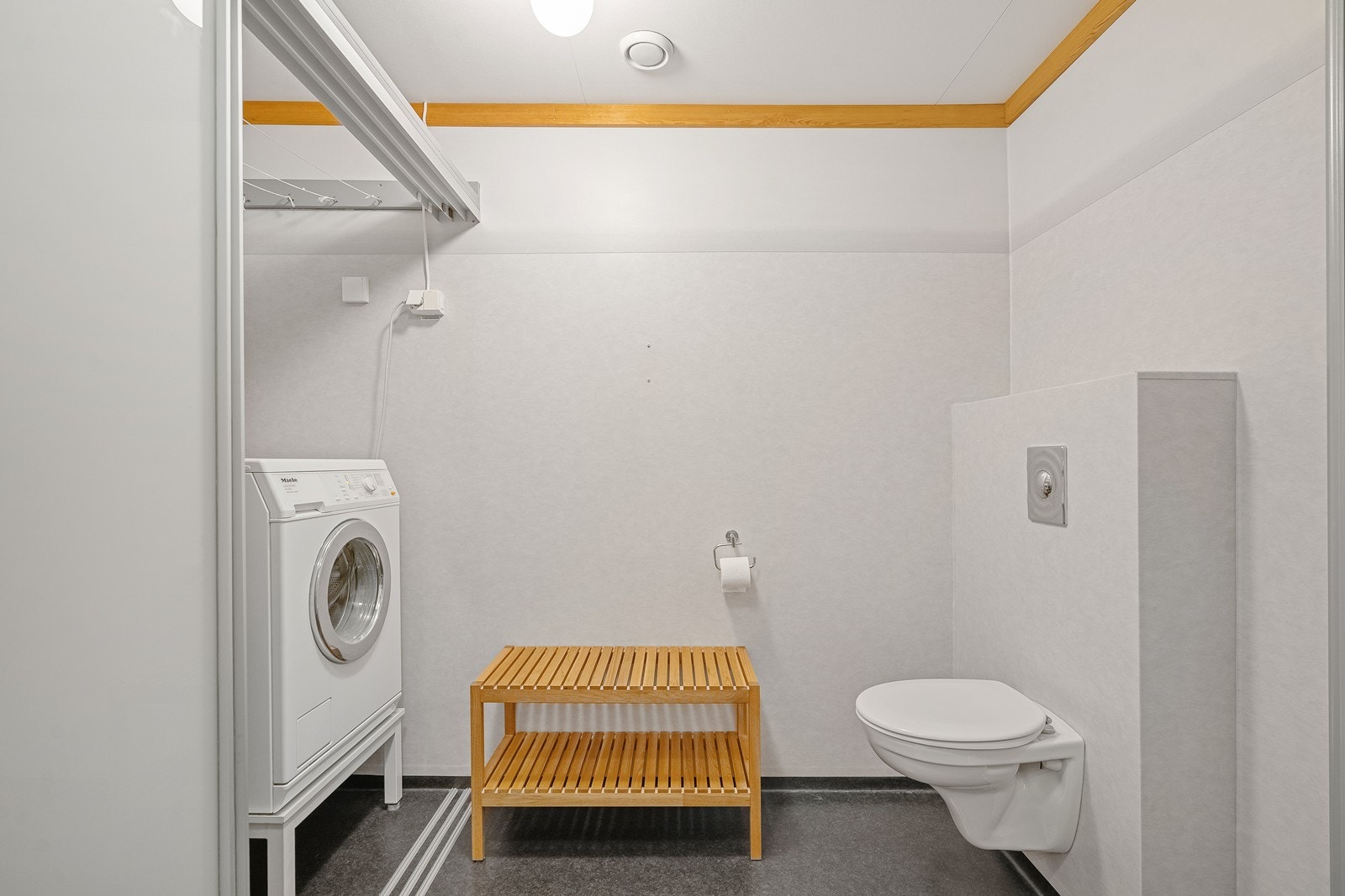 Pent og praktisk med skyvedører foran opplegg for vask og tørk Galleribilde