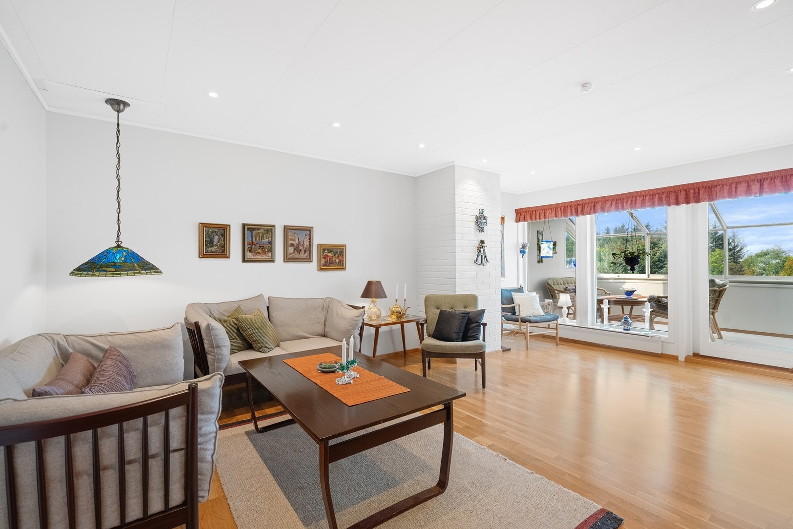 Lys stue med store vindusflater Galleribilde