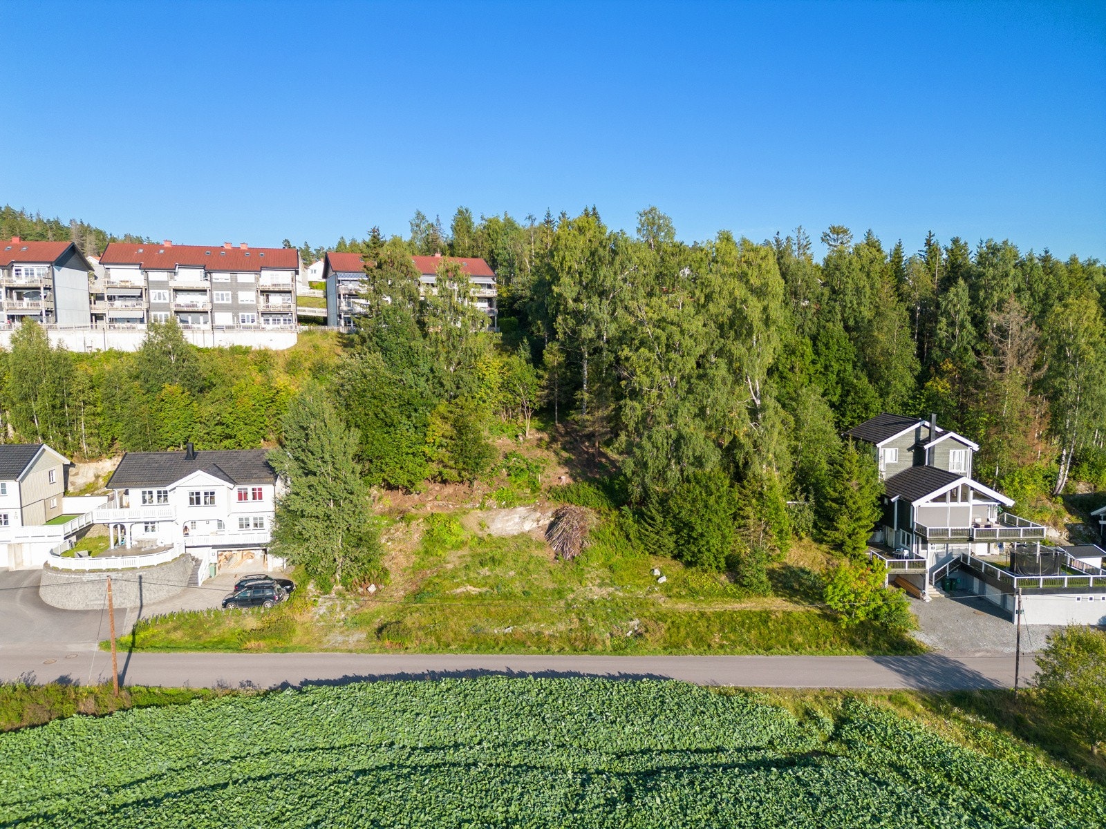 Tomtene ligger landlig til, og har vestvendt beliggenhet. Galleribilde
