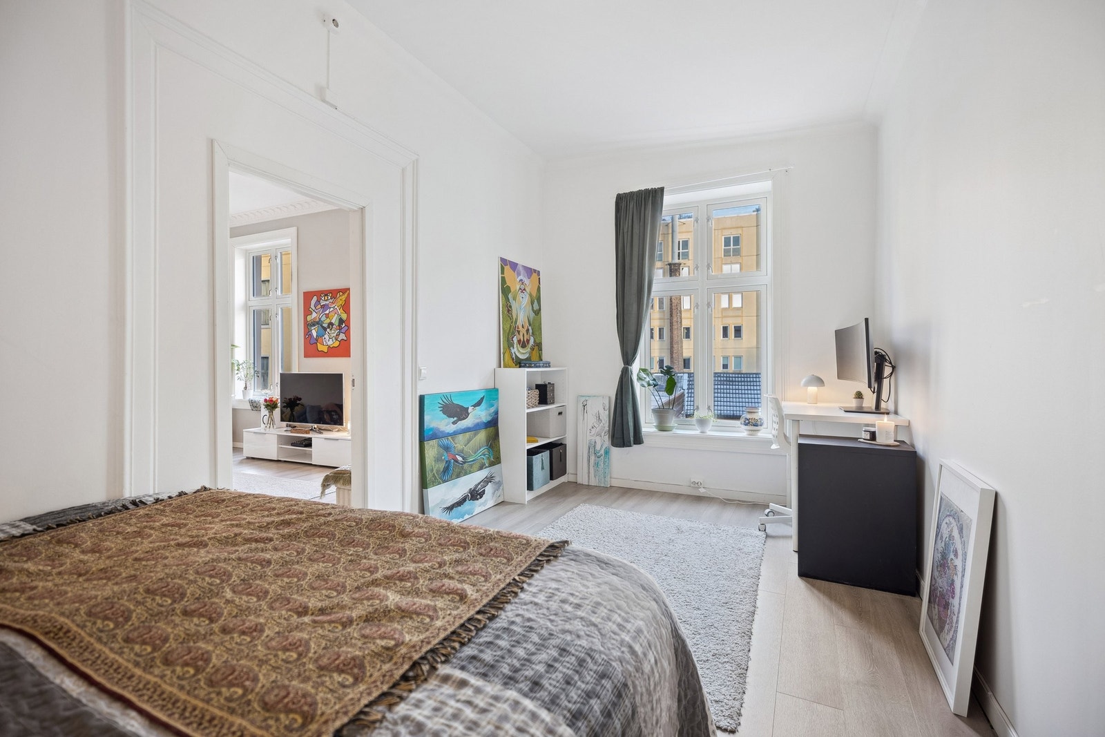 Romslig hovedsøverom med inngang fra stuen Galleribilde